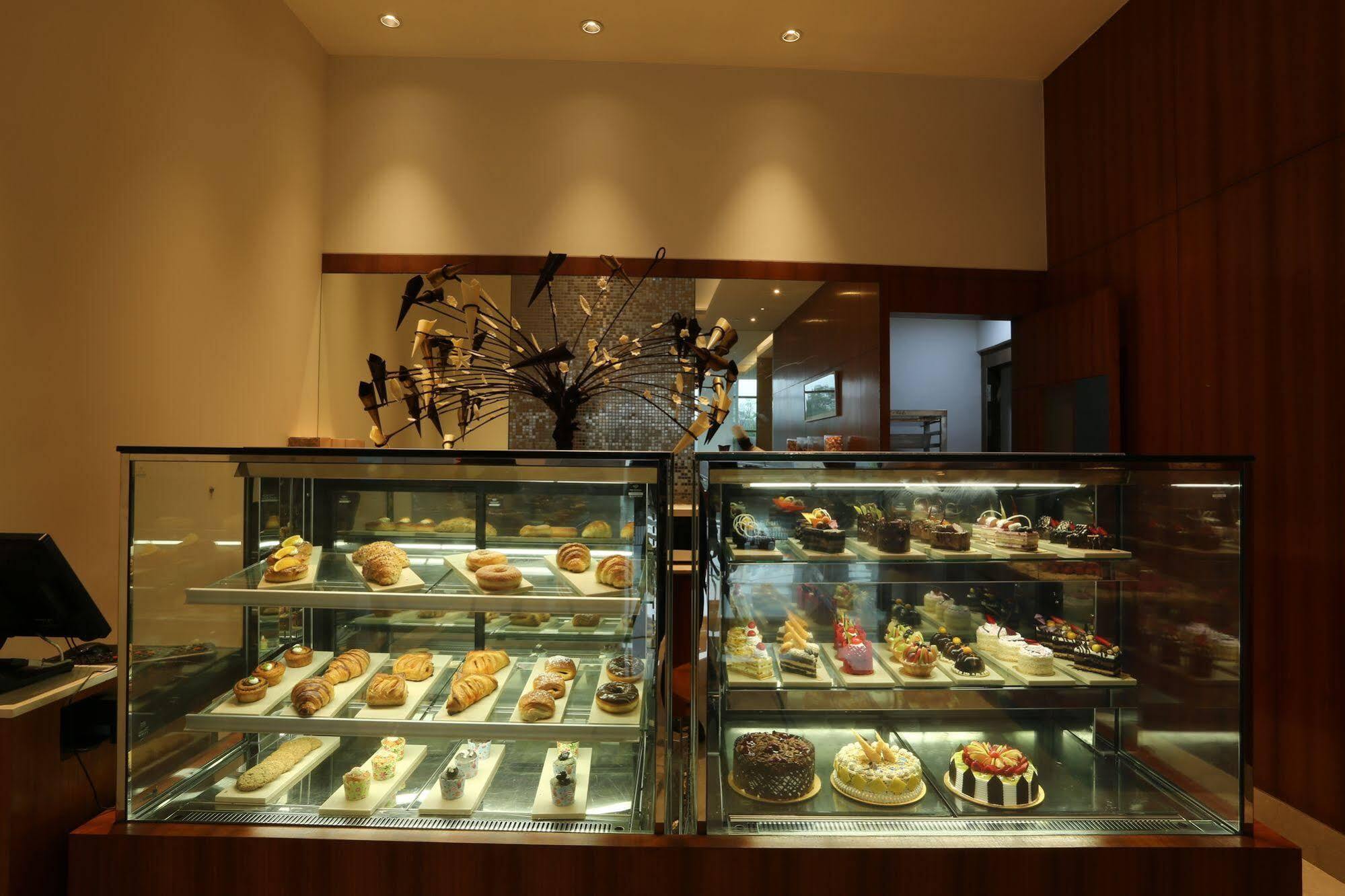 Taj Swarna, Amritsar Hotell Eksteriør bilde A pastry display case