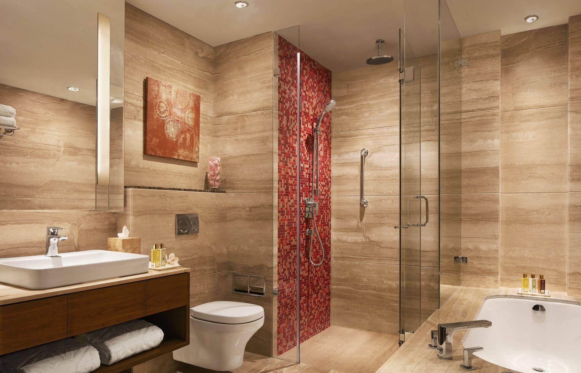 Taj Swarna, Amritsar Hotell Eksteriør bilde A modern bathroom