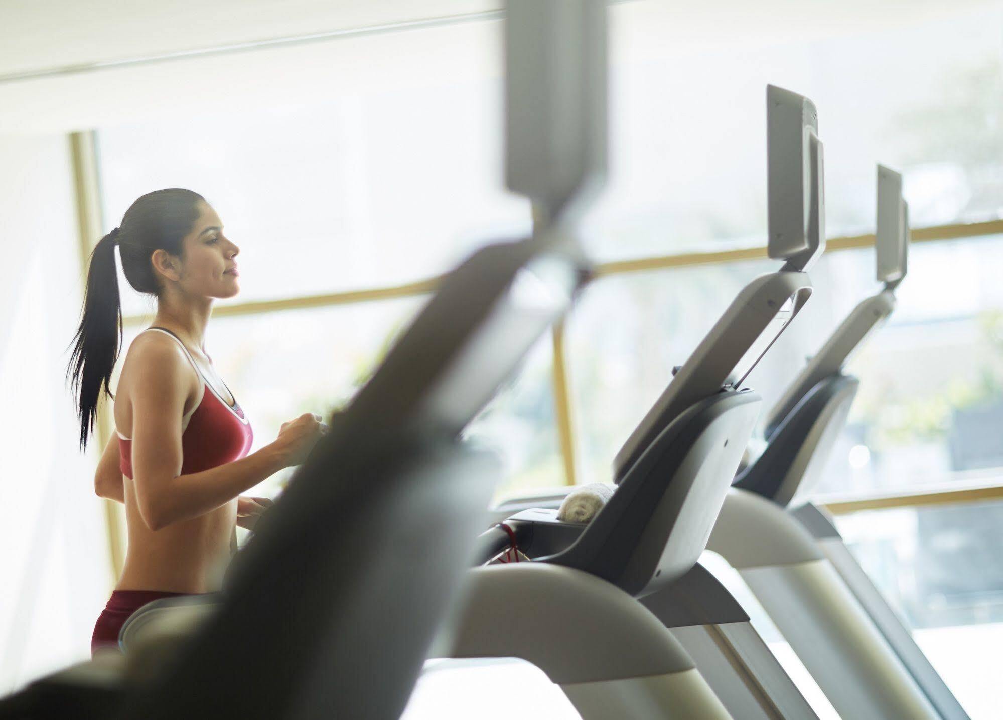 Taj Swarna, Amritsar Hotell Eksteriør bilde A woman on a treadmill