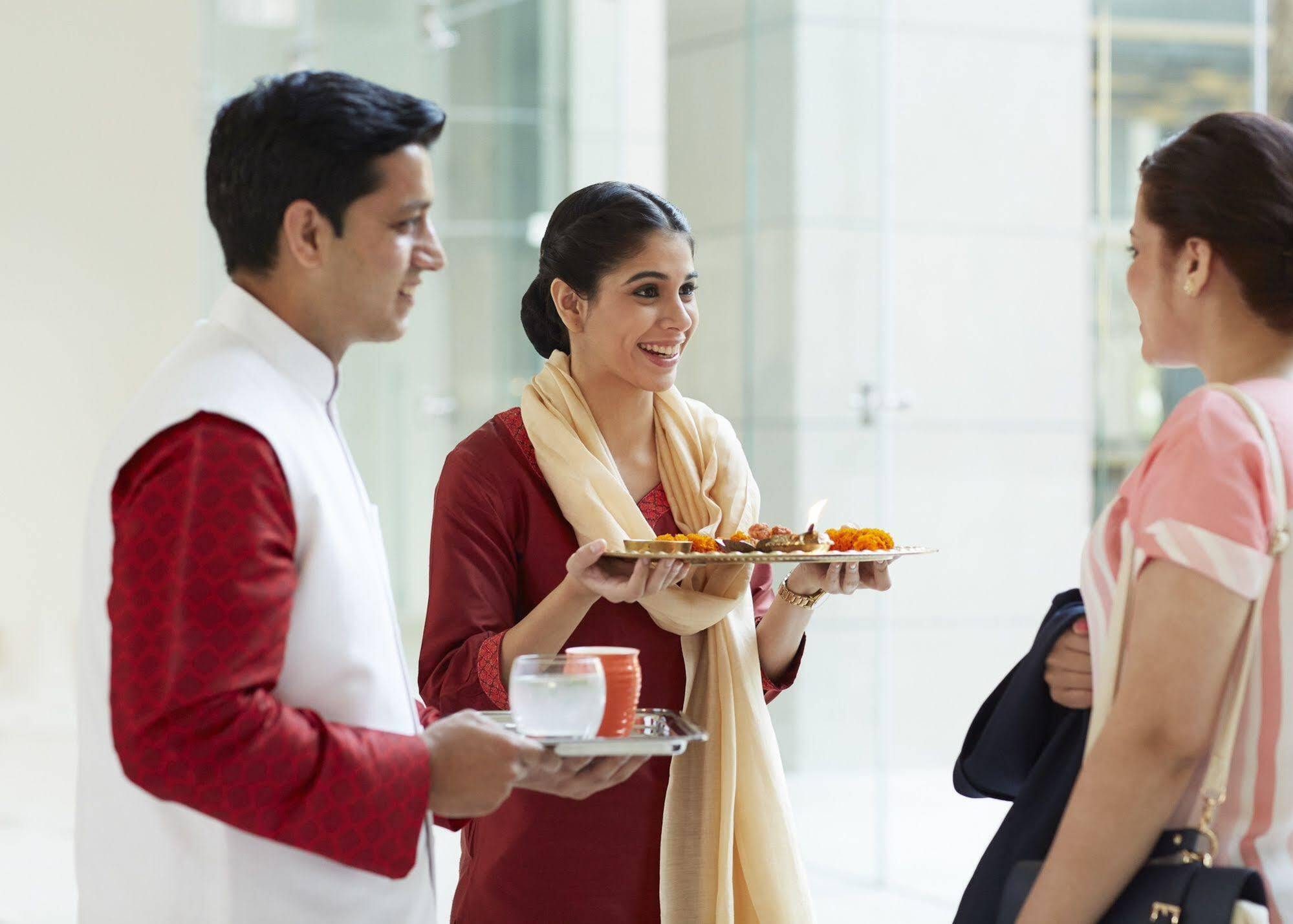 Taj Swarna, Amritsar Hotell Eksteriør bilde Indian people greeting each other