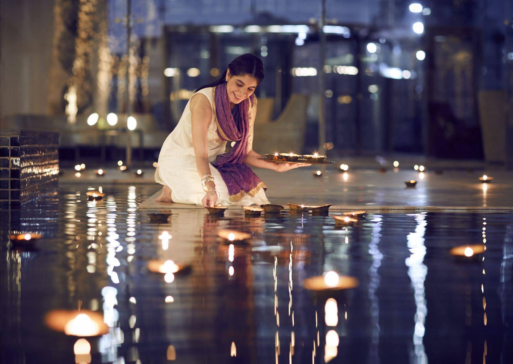 Taj Swarna, Amritsar Hotell Eksteriør bilde A woman lighting a diya