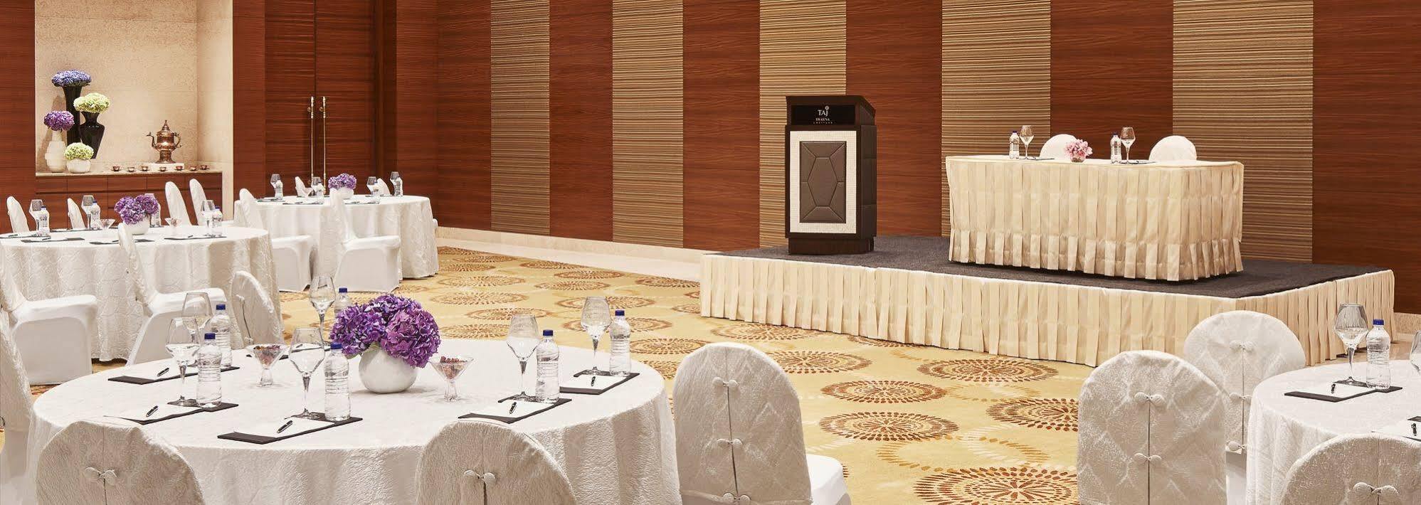 Taj Swarna, Amritsar Hotell Eksteriør bilde A podium