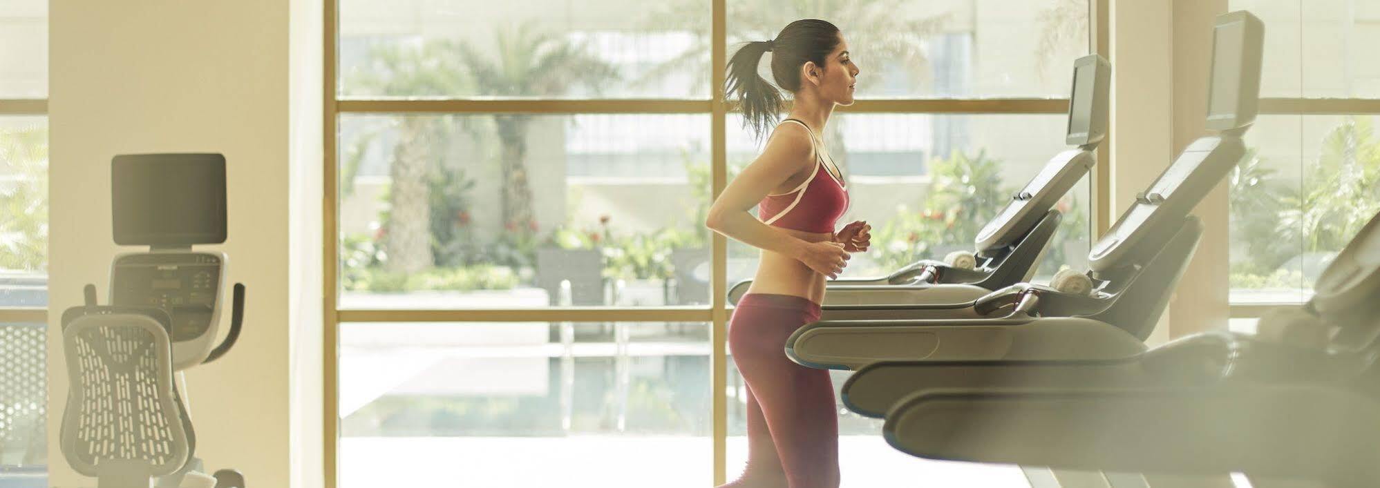 Taj Swarna, Amritsar Hotell Eksteriør bilde A woman exercising on a treadmill